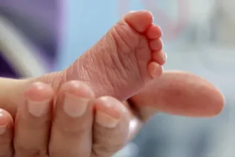 Recém-nascido encontrado em lixeira de hospital em SP