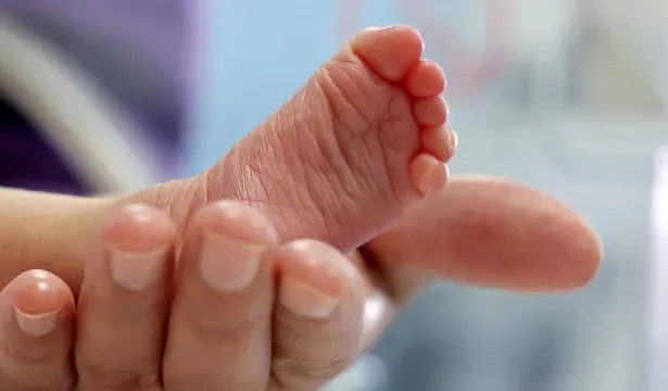 Recém-nascido encontrado em lixeira de hospital em SP
