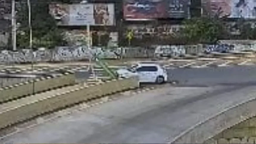 Carro atinge e danifica cancela da Marginal Botafogo em Goiânia; vídeo 1 Acidente com jato executivo no Texas envolvendo Joshua Baer