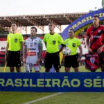 Adson critica árbitra Edina Alves durante jogo