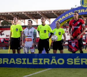 Adson critica árbitra Edina Alves durante jogo