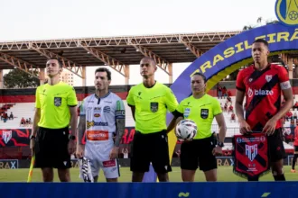 Adson critica árbitra Edina Alves durante jogo