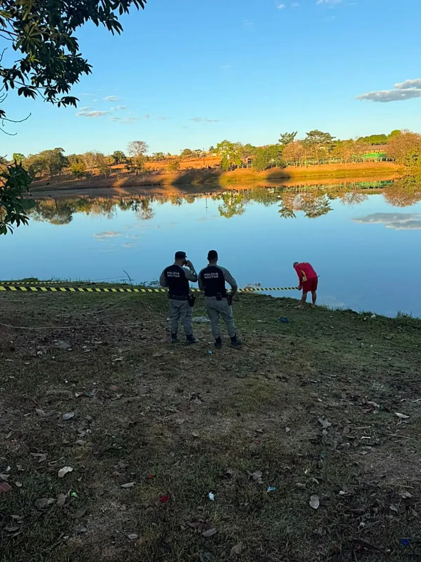 Jovem pula em lago para fugir de disparos, mas morre baleado em Crixás 1 jovem-pula-em-lago-para-fugir-de-disparos,-mas-morre-baleado-em-crixas