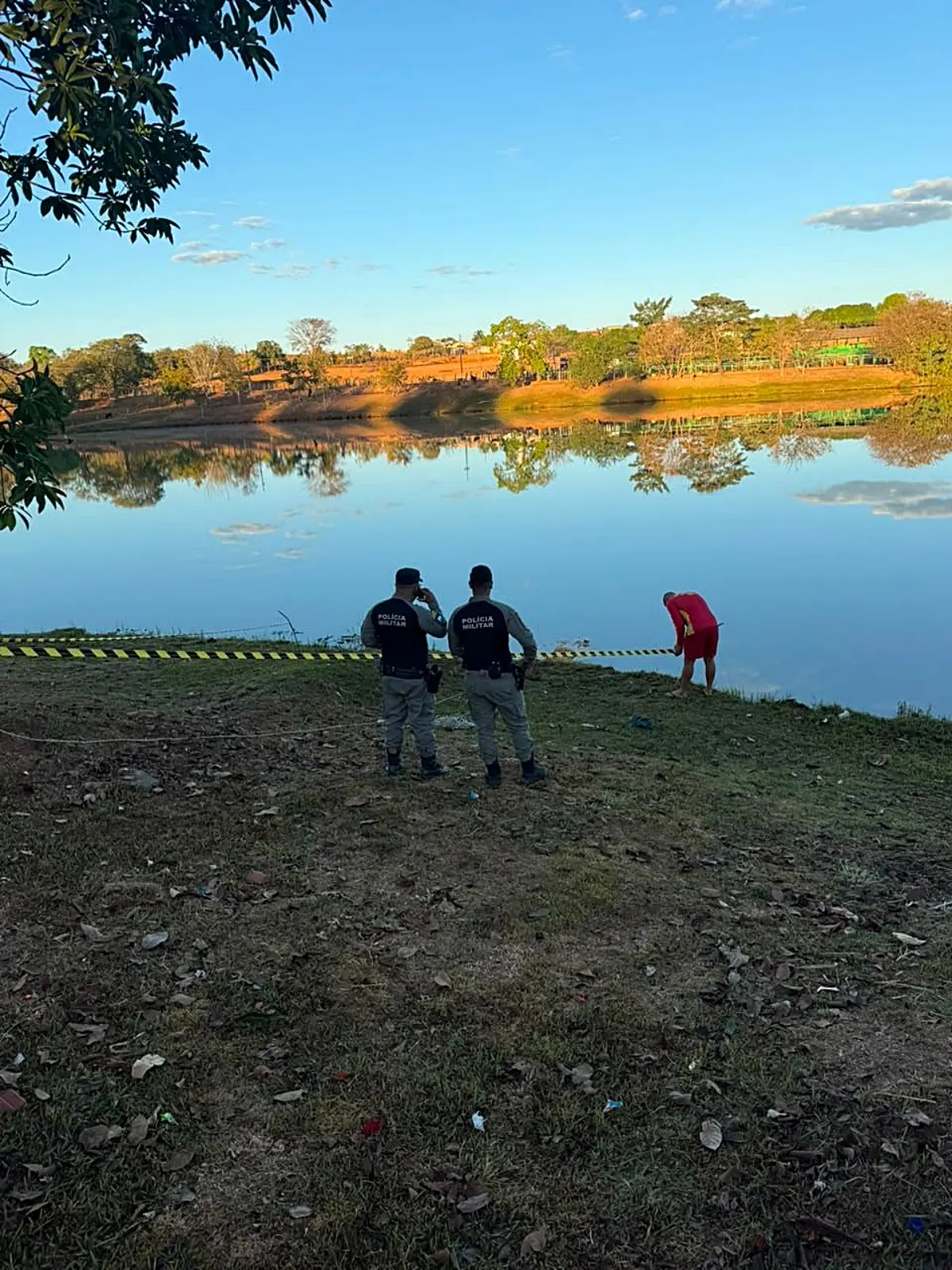 Jovem pula em lago para fugir de disparos, mas morre baleado em Crixás
