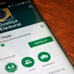 Eleitor solicitando voto em trânsito no cartório eleitoral