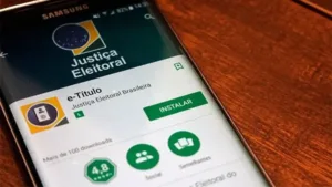Eleitor solicitando voto em trânsito no cartório eleitoral