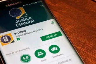 Eleitor solicitando voto em trânsito no cartório eleitoral