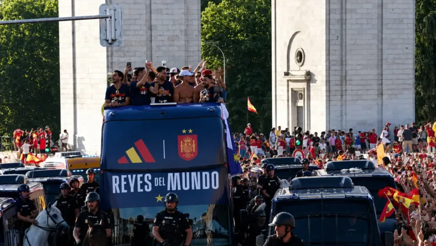 Espanha desembarca em Madri e tem carreata pelo título da Copa 1 Comemoração Copa do Mundo em Madri com a seleção espanhola