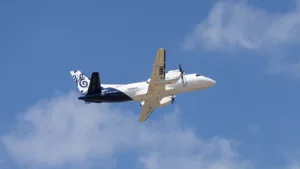 Avião Saab 340 em voo híbrido-elétrico de alta altitude