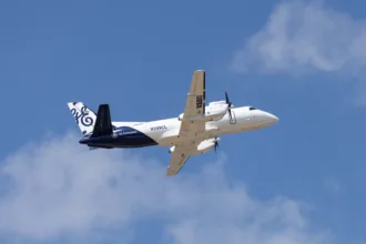 Avião Saab 340 em voo híbrido-elétrico de alta altitude