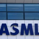 Logotipo da ASML durante paralisação, bônus para funcionários