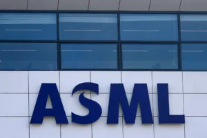 Logotipo da ASML durante paralisação, bônus para funcionários