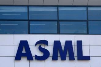 Logotipo da ASML durante paralisação, bônus para funcionários