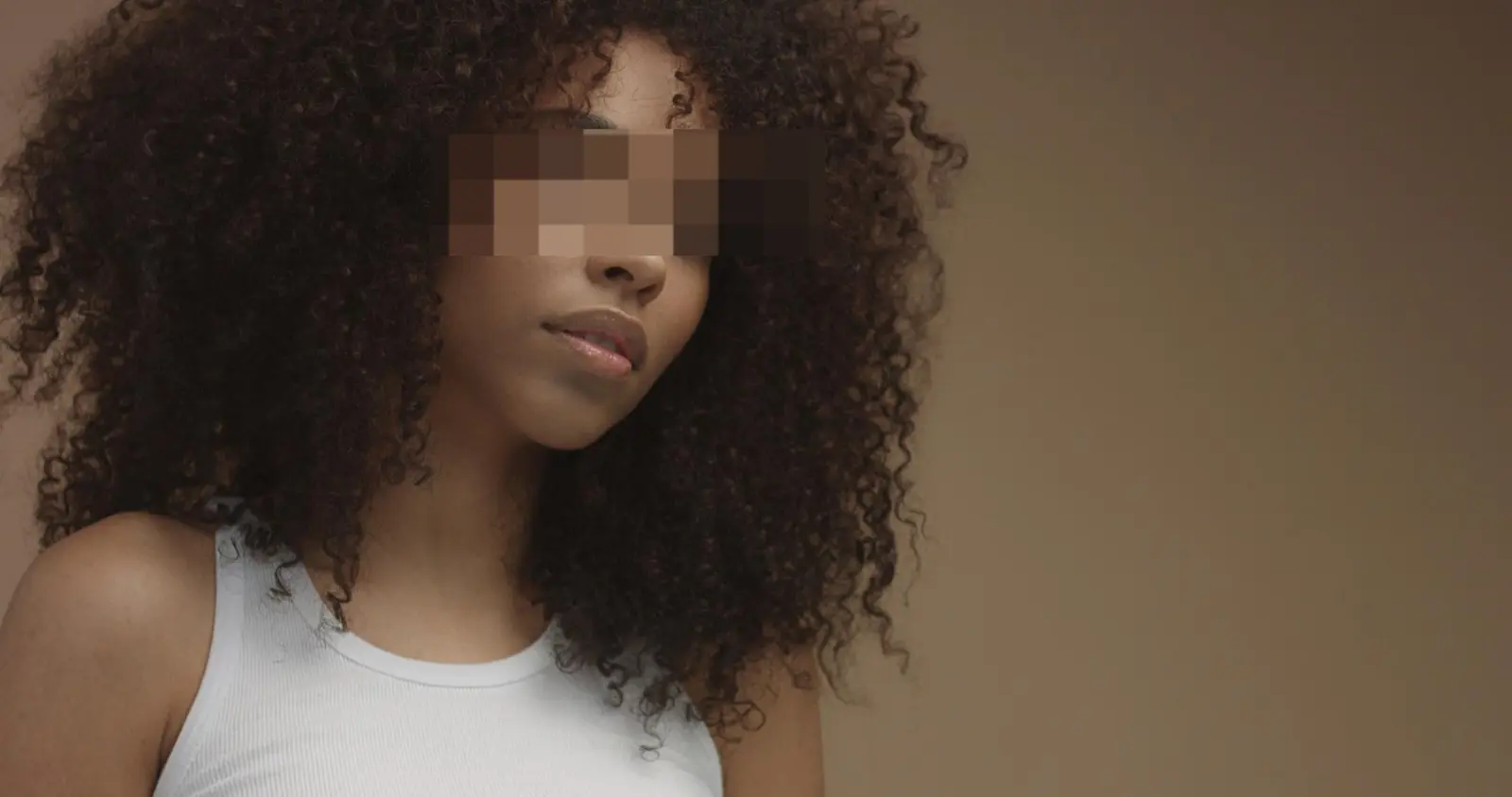 ‘Cabelo arrepiado’: síndica é investigada por injúria racial contra moradora em Goiânia
