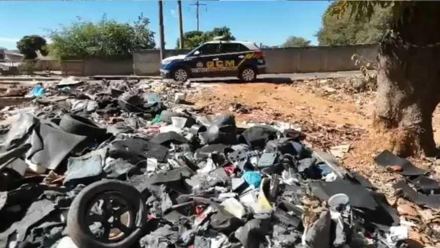 Dono de lava-jato é multado em R$ 5 mil por descarte de lixo em Goiânia 1 dono-de-lava-jato-e-multado-em-r$-5-mil-por-descarte-de-lixo-em-goiania