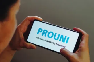 Estudantes pré-selecionados no Prouni 2026 comprovando dados