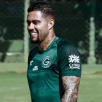Wellington Rato assinando contrato com o Goiás na Série B