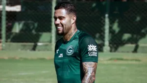 Wellington Rato assinando contrato com o Goiás na Série B