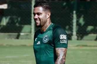 Wellington Rato assinando contrato com o Goiás na Série B