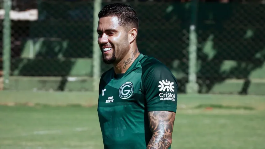 Com novo contrato, Rato vai reforçar o Goiás na reta final da Série B 1 Wellington Rato assinando contrato com o Goiás na Série B