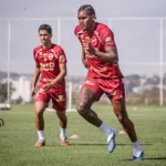 Douglas Mendes estreia pelo Vila Nova contra Fortaleza