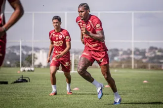 Douglas Mendes estreia pelo Vila Nova contra Fortaleza