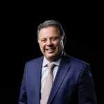 Marconi Perillo em evento político, destacando sua trajetória