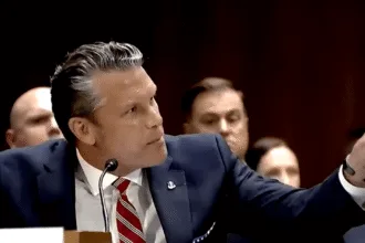 Senadores criticam Pete Hegseth sobre a guerra no Irã