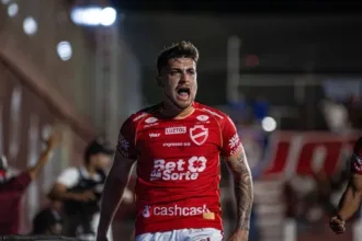 Gol de João Vieira pelo Vila Nova contra o Fortaleza