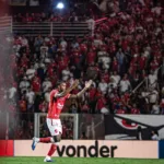 Douglas Mendes marca gol para Vila Nova contra Fortaleza