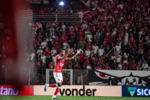 Douglas Mendes marca gol para Vila Nova contra Fortaleza