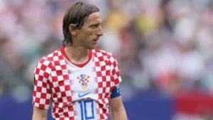 Luka Modric renova contrato com Milan