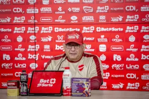 Guto Ferreira comenta campanha do Vila Nova na Série B