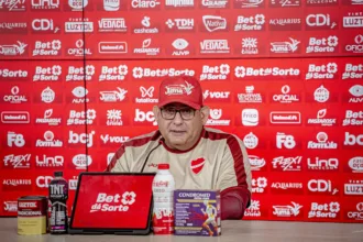 Guto Ferreira comenta campanha do Vila Nova na Série B