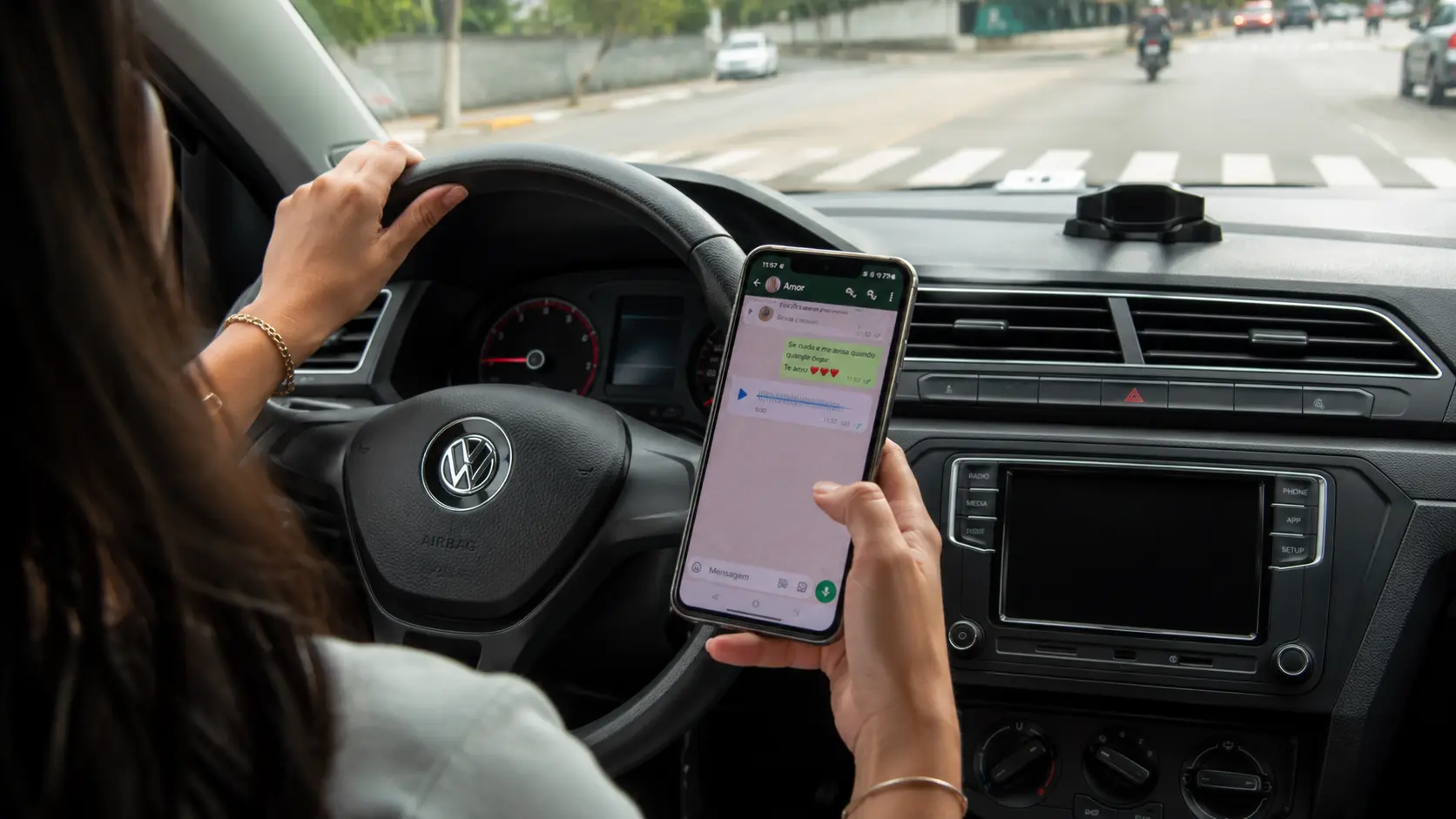 WhatsApp ganha função que facilita ouvir e responder áudios no carro; entenda