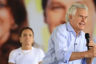 Ronaldo Caiado critica Flávio Bolsonaro em reunião com embaixadores