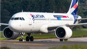 Latam indenização voo cancelado