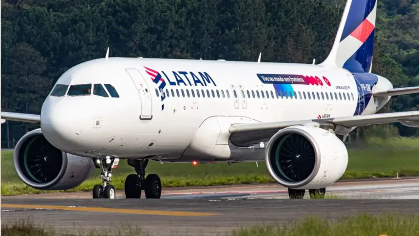 Latam é condenada a indenizar casal em R$ 10 mil por cancelar voo horas antes do embarque 1 Latam indenização voo cancelado