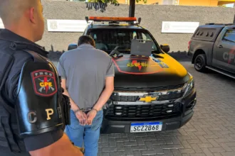 arma-exibida-por-adolescente-nas-redes-sociais-leva-a-prisao-de-homem-em-goiania