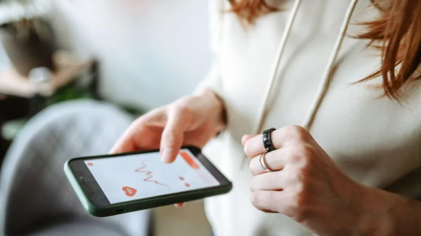 'Meu app de atividade física soube que eu estava grávida antes de mim' 1 Mulher usando anel inteligente para detectar gravidez