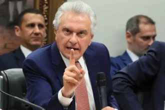 caiado-chama-eduardo-bolsonaro-de-“pateta-da-politica-brasileira”-apos-troca-de-ataques-sobre-tarifaco-dos-eua