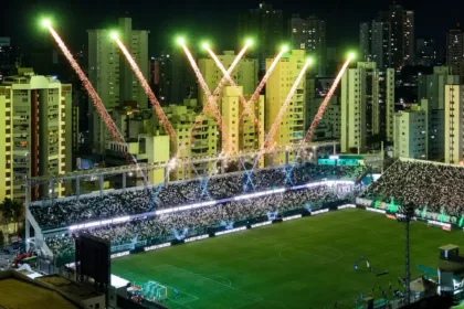 Torcida do Goiás celebra recorde de público na Série B