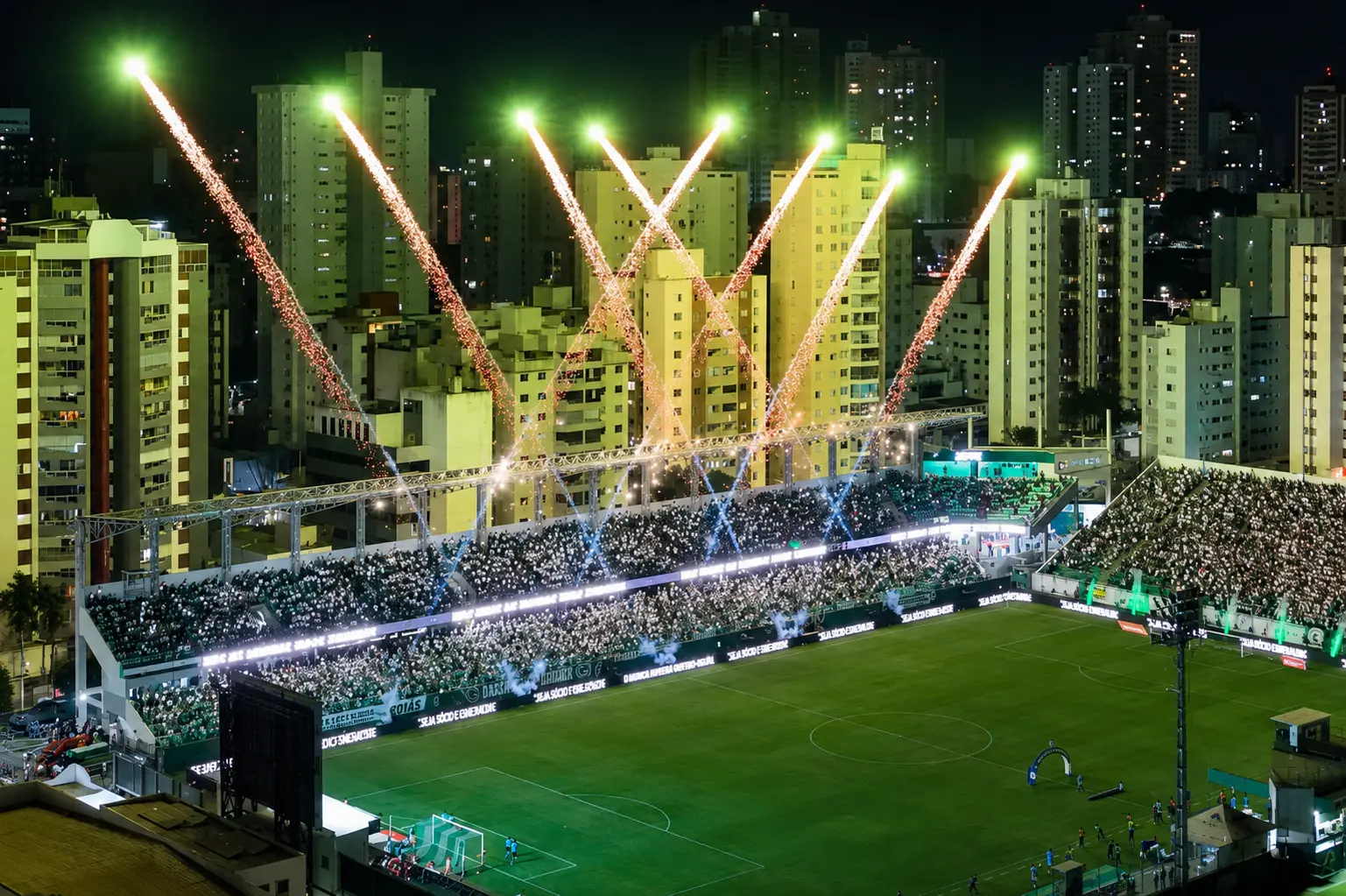 Goiás bate recorde de público na Série B e supera marca do clássico com o Vila Nova
