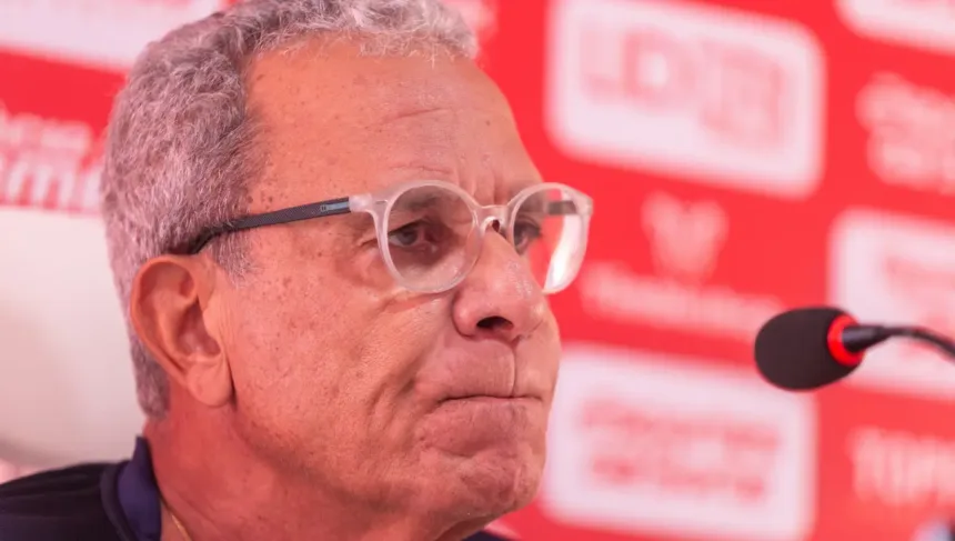 Ex-técnico do Goiás revela contratação de segurança particular: “Ninguém vai bater na minha cara” 1 Hélio dos Anjos desabafa sobre segurança particular
