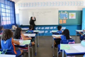 Convocação de pedagogos em Goiânia apresentando documentos