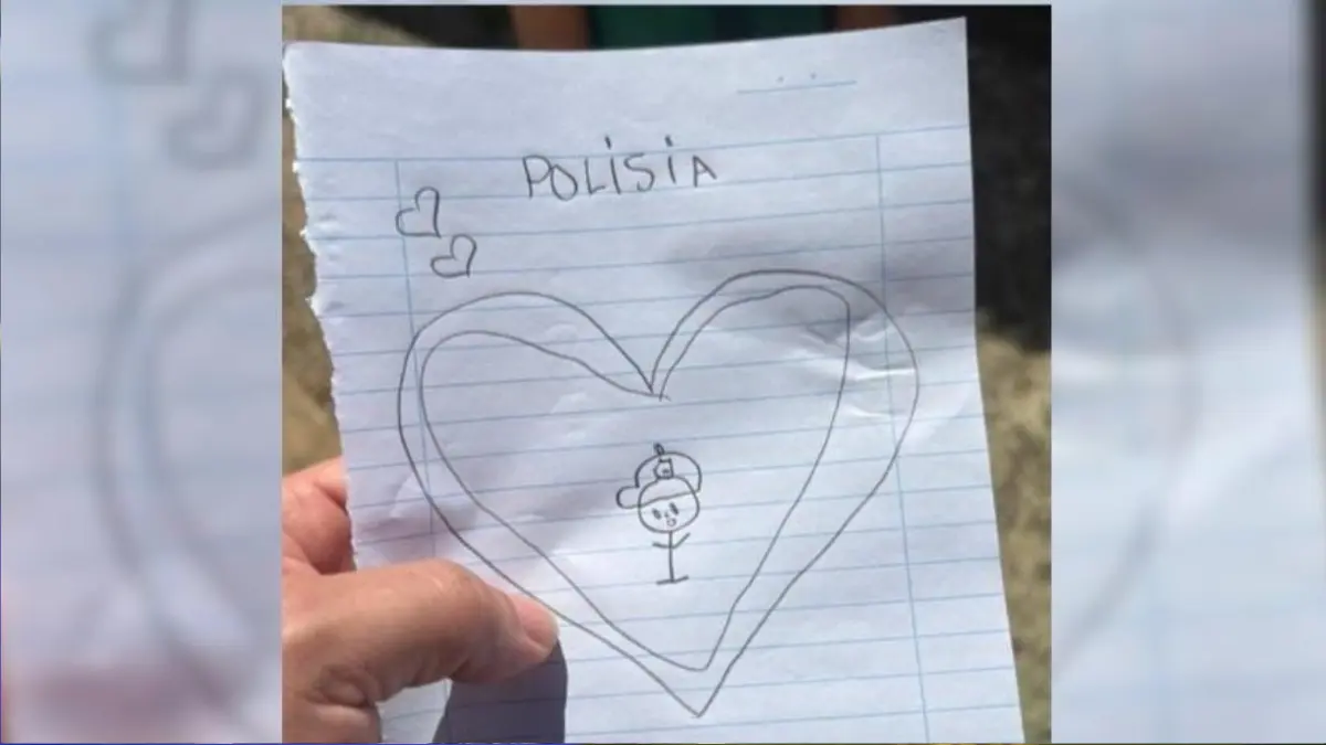Criança presenteia delegado com desenho durante prisão em Aparecida de Goiânia