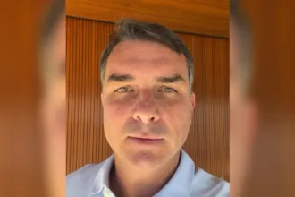flavio-bolsonaro-grava-novo-video-com-pedido-de-desculpas-a-michelle:-‘ninguem-e-perfeito’