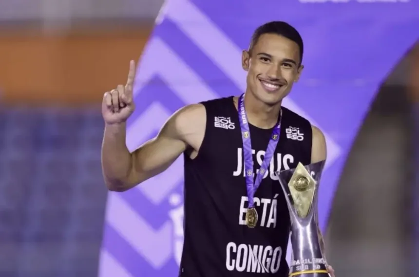 Ruan celebra título do Goiás Sub-20 na Série B