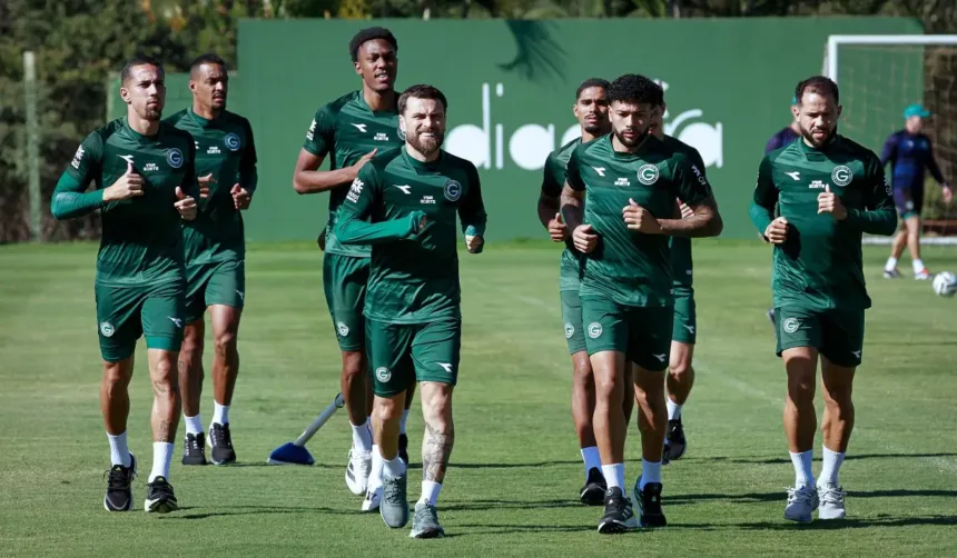 Jogadores do Goiás treinando antes do jogo América-MG x Goiás