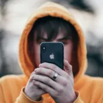 Jovens discutindo conversa sobre dinheiro nas redes sociais